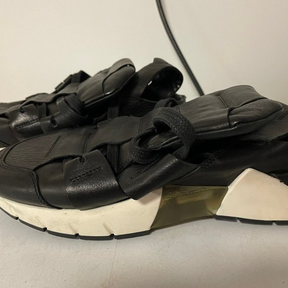 Italian Designer Leather Sandals by Cinzia Araia, Size 8 - Picture 3 of 5